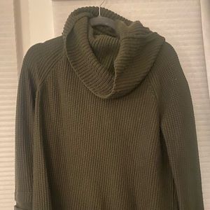 Market and spruce hunter green sweater
